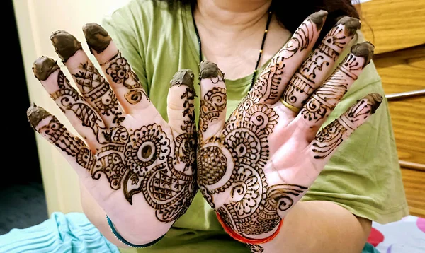 Ein Wunderschönes Kunstwerk Gezeichnet Auf Der Hand Einer Indischen Braut — Stockfoto