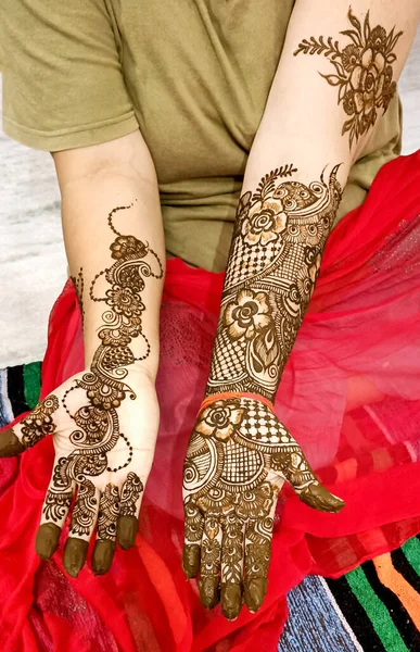 Une Belle Œuvre Art Dessinée Sur Main Une Mariée Indienne — Photo