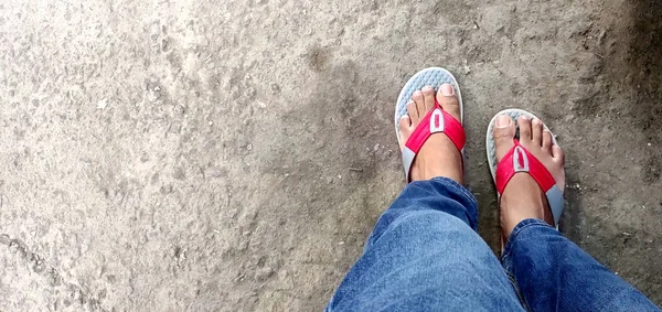 コンクリート床の上にスリッパを着たインド人の足は 任意の用途のために素晴らしい — ストック写真
