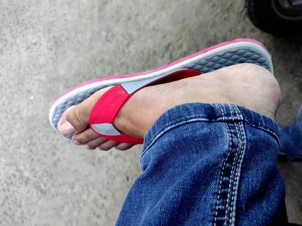 Pieds Homme Indien Portant Des Pantoufles Sur Plancher Béton Idéal — Photo