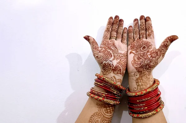 Eine Schöne Indische Frau Hände Mit Henna Tätowierung Isoliert Auf — Stockfoto