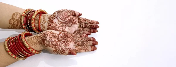 Eine Schöne Indische Frau Hände Mit Henna Tätowierung Isoliert Auf — Stockfoto
