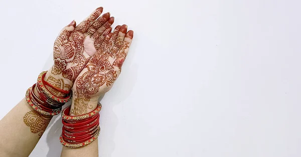 Egy Gyönyörű Indiai Női Kéz Henna Tetoválás Elszigetelt Fehér Háttér — Stock Fotó
