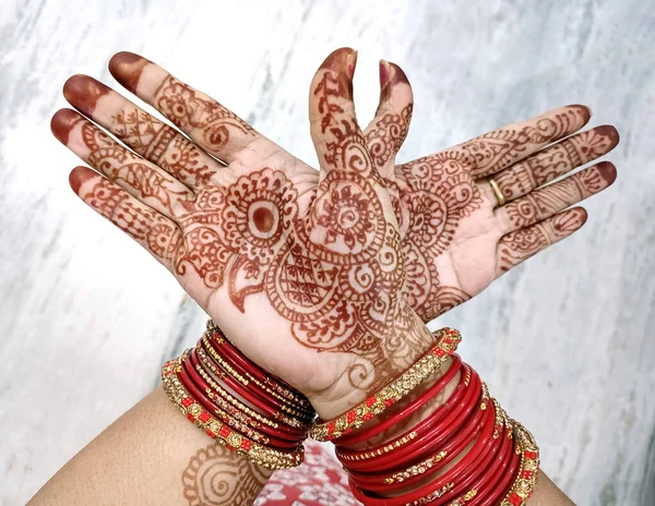 Een Mooie Indiase Vrouwelijke Handen Met Henna Tatoeage Geïsoleerd Witte — Stockfoto