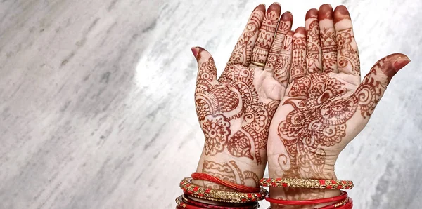 白い背景に隔離されたヘナの入れ墨を持つ美しいインドの女性の手 — ストック写真