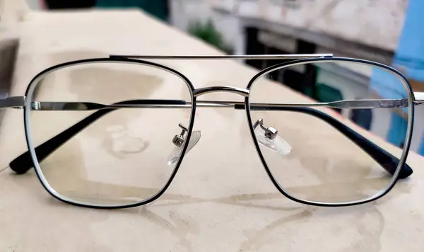 阳台墙上金属相框的时髦眼镜 使视力从模糊变为锐利的眼镜 — 图库照片