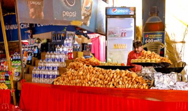 Yeni Delhi, Hindistan, 2 Aralık 2021: Aloo tikki yapan bir adam (kızarmış patates pirzolası), Hindistan sokak yemekleri.