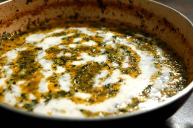 Methi Malai Matar, popüler Hint vejetaryen ana yemek servisi Karahi 'de, seçici bir odak noktası.