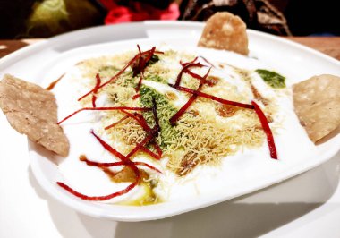 Ünlü Hint Dahi Vada veya safra bhalla chaat papdi, sev ve chatni ile servis edilir. Vadas 'ı kalın safra ya da lor ile ıslatarak hazırlanır..