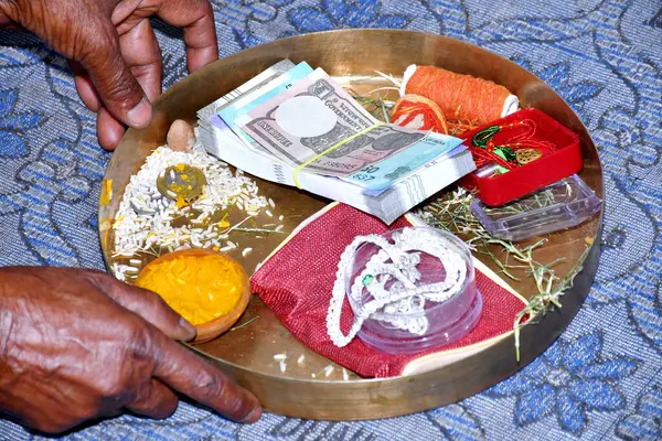 Stock image North Indian wedding Rituals, Silver, gold jewellery and Indian Currency kept plate, A wedding ritual of Kanyadan