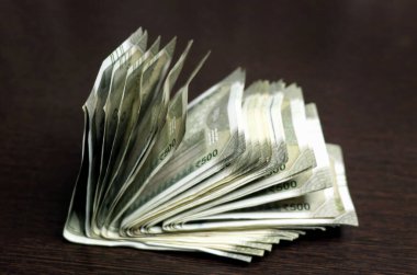 Bir Hint Rupisi Tahta masaya 500 rupi.