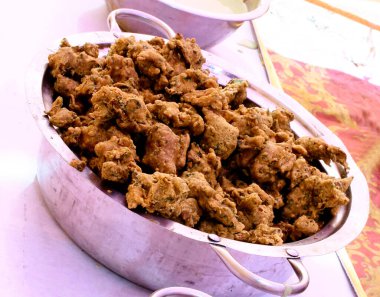 Çıtır soğan bhajis veya kanda veya pyaj ke pakore veya pakoda, lezzetli Hint ve Brezilya sokak yemekleri salata, genellikle yağmur mevsiminde sıcak çay, seçici odak
