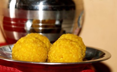 Hint festivali sırasında yapılan Bundi laddu tatlısı. Düğün ya da çeşitli festivaller gibi özel günlerde her evde yapılan ünlü bir tatlıdır. Kullanılan seçici odak