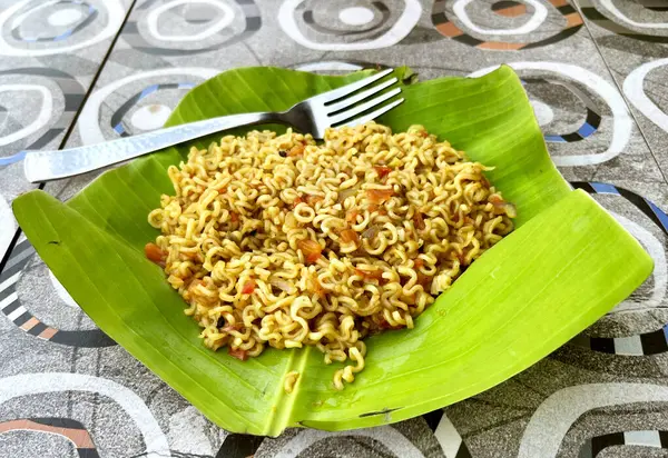 stock image A beautiful view of Fried Maggi noodles on banana leaf in the mountains