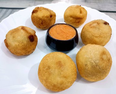 Patates kroketi. Patates püresi. Ekmekli ve bol yağda kızartılmış.