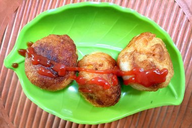 Patates kroketi. Patates püresi. Ekmekli ve bol yağda kızartılmış.