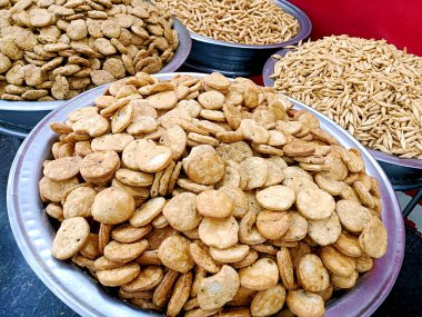 Hindistan 'da Nimki veya Namak pare ve Methi Mathi adlı en popüler Hint yemeği.