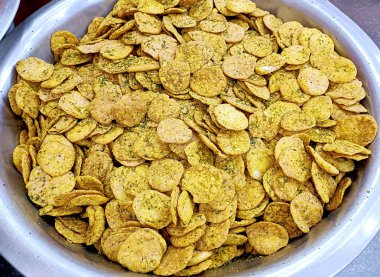 Hindistan 'da Nimki veya Namak pare ve Methi Mathi adlı en popüler Hint yemeği.