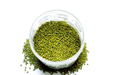 Beyaz arka planda Mung fasulyelerinin yakın çekimi