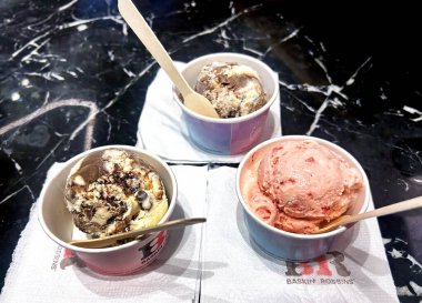 Masoori, Hindistan, 30 Nisan 2024: Baskin Robbins bardaklarında harika bir dondurma servisi