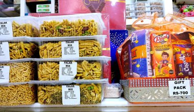 Lucknow, Uttar pradesh Indian, 13 Ocak 2022: The Festive Snack & Sweet Hediye Paketi