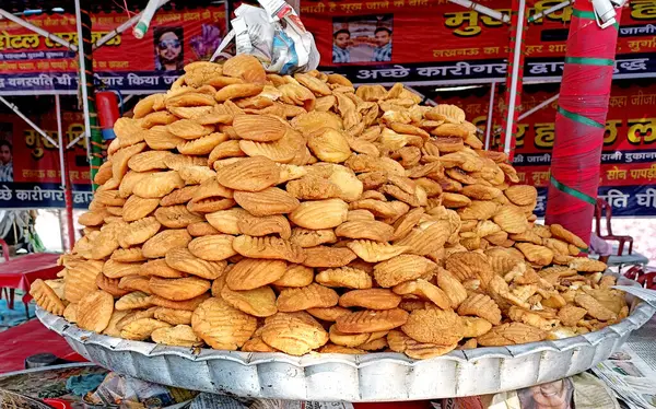 Amroha, Uttar pradesh, Hindistan, 12 Aralık 2021: Büyük bir tepsi dolusu taze kızarmış kurabiye, geleneksel bir Hint tatlısıdır, Holi ve Diwali gibi festivallerde yapılır.