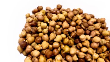 Temiz beyaz arka planda sıralanmış ıslak kahverengi bezelye (Kala Chana) yakın plan.