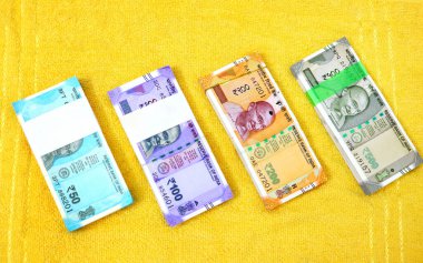 50, 100, 200 ya da 500 'lük desteler halinde dizilmiş.