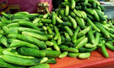 Sağlıklı bir markette sergilenen bir yığın salatalık sebzesinin yakın çekimi..