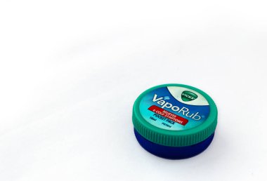 Delhi, Hindistan, 21 Haziran 2024: Vicks VapoRub 10ml cep paketi temiz beyaz arka plana yerleştirildi.