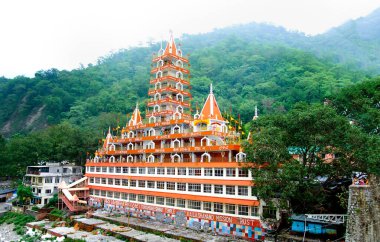 Muhteşem Trayambakeshwar Tapınağı, 13 katlı bir mimari mucize, Rishikesh, Uttarakhand, Hindistan 'daki Ganj Nehri kıyısında zarif bir şekilde duruyor.