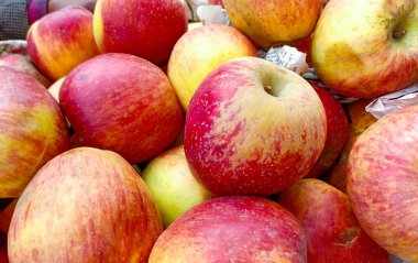 Yerel bir Hint pazarında satılık taze toplanmış elmaların renkli bir yakın çekimi..