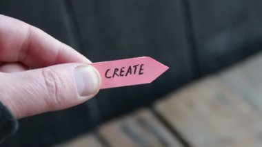 Eski arkaplanda pembe etiket üzerine harf kullanarak kavram oluştur.