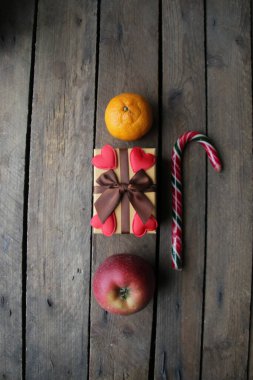 Pantolon cebinde kurdele olan hediye, yaratıcı konsept..