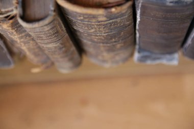 Kütüphanedeki rafta eski kitaplar var..