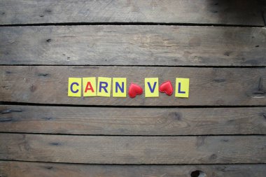 Karnaval konsepti. Masada çok renkli harfler var.