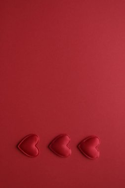 Kırmızı arka planda kırmızı kalp. Mesaj için yer. Sevgililer Günü kartı.