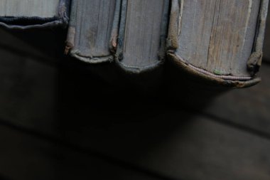 Kütüphanedeki rafta eski kitaplar var. Üniversite kütüphanesi.