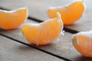 Mandalina dilimleri retro mutfak masasında..