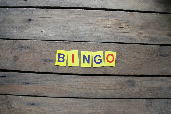 Concepto Bingo Letras Multicolores Yacen Sobre Mesa Imagen De Stock