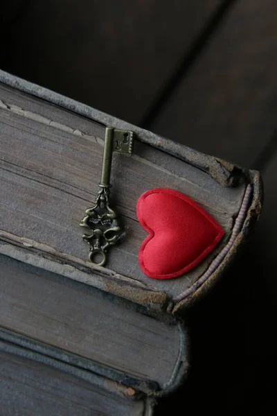 Červené Srdce Starých Knihách Retro Styl Čtení Náboženství Koncept Lásky Stock Obrázky
