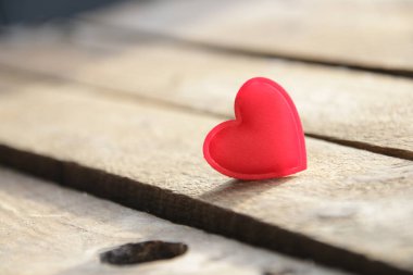 Ahşap bir arka planda kırmızı kalp. Mesaj için yer. Sevgililer Günü kartı.