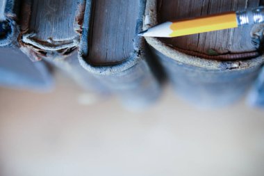 Kütüphanedeki rafta antika kitaplar var.