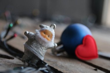 Yılbaşı evi dekorasyonu. Noel çelengi ve kalbi.