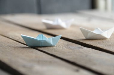 Liderlik. Kaliteli ahşap arka planda güzel kağıt tekneler..