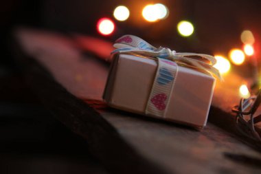 Yılbaşı evi dekorasyonu. Hediye ve Noel çelengi.