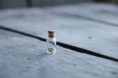 Doğum günü geçmişi. Gri arka planda bir kalp.