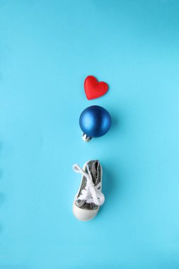 Mutlu Noeller yaratıcı kart. Noel Bauble ve kalp.