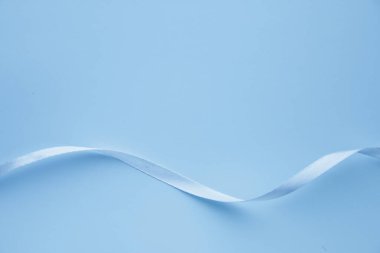 Mavi arka planda mavi kurdele. Kart için arka plan. Dalgaların duvar kağıdı.