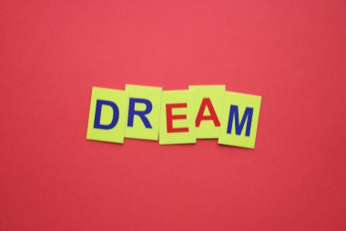 Rüya yaratıcı konsept. Sarı harflerle yazılmış..